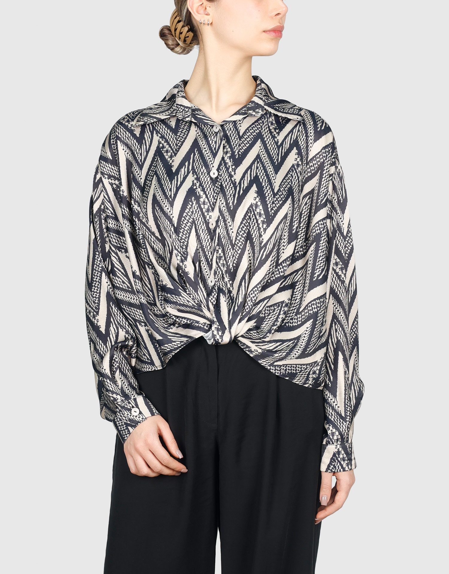 شومیز جلو گره مشکی