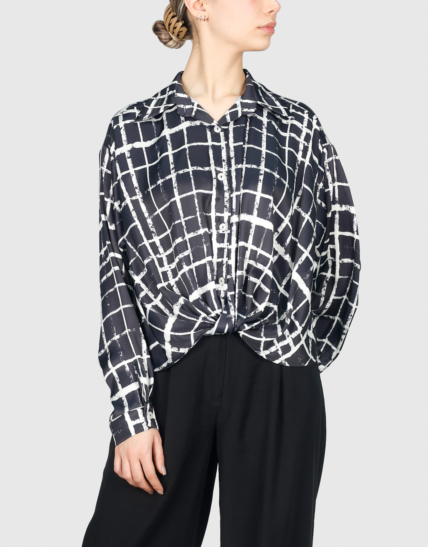 شومیز جلو گره مشکی سفید